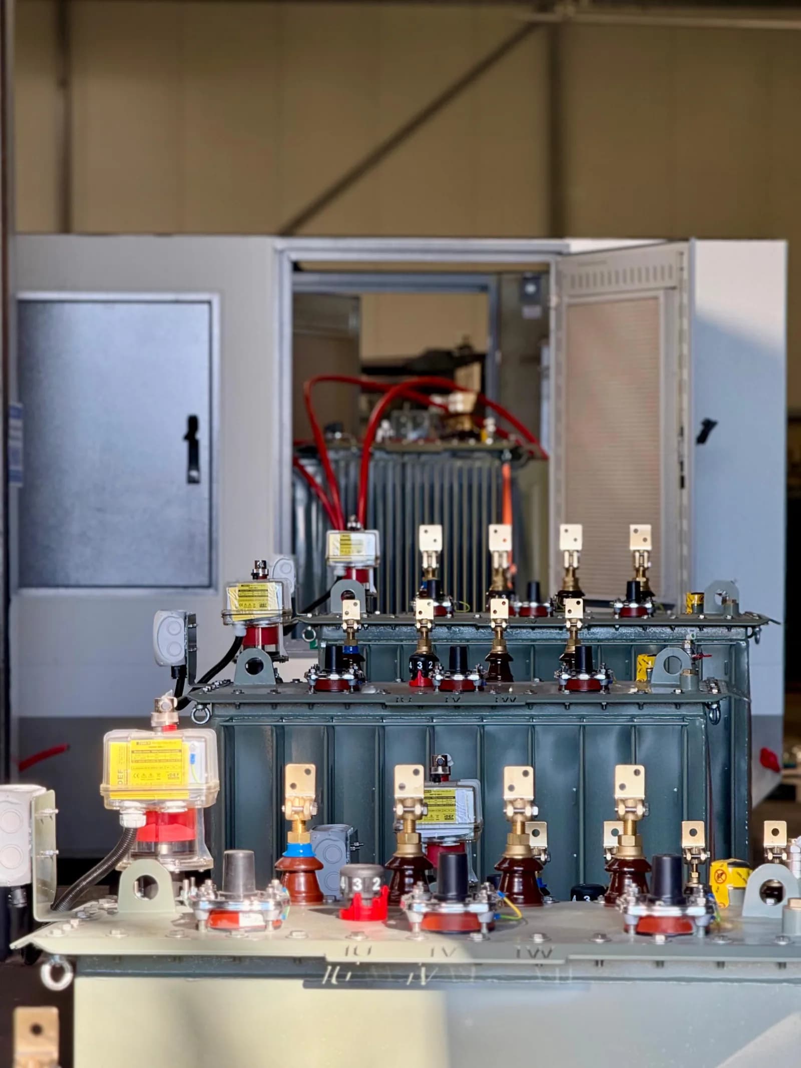 M2E-assemblagehal met voorraad transformatoren