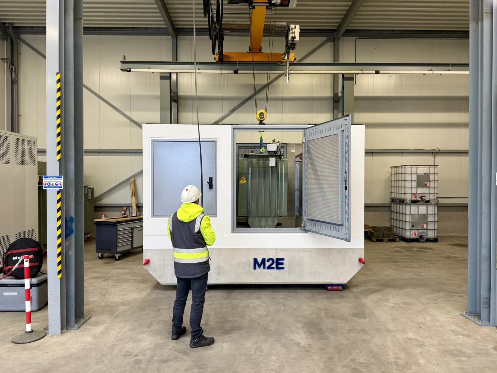 Montage van een 1.000 kVA transformatorstation in de M2E-werkplaats