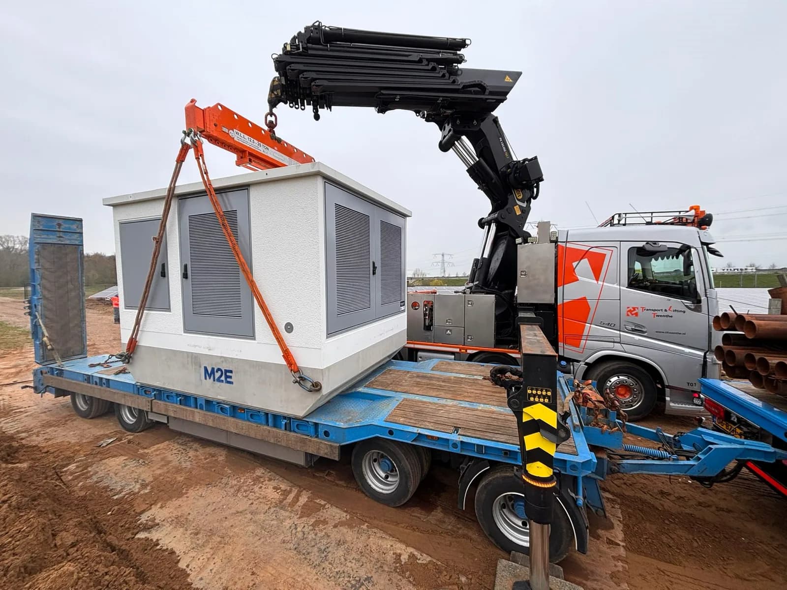 Transformatorstation wordt gelost op projectlocatie