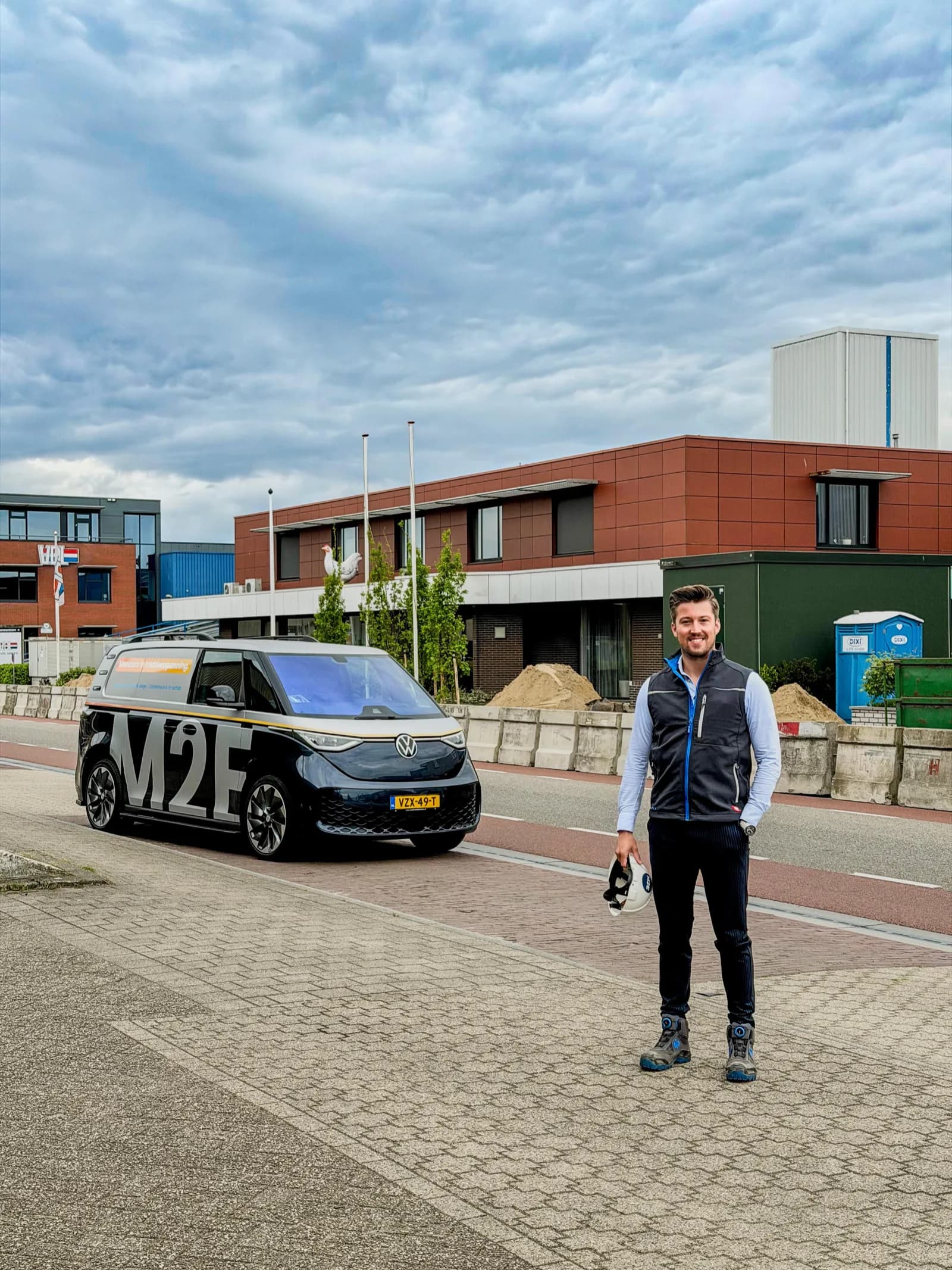 M2E-monteur met servicebus op projectlocatie