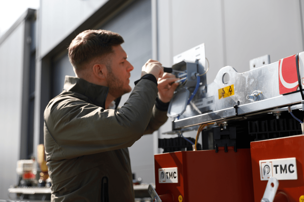 M2E engineer inspecteert een transformatorinstallatie