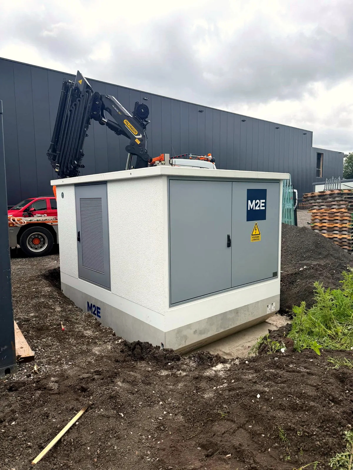 Plaatsing van het 630 kVA compactstation van M2E met een autolaadkraan in Emmen